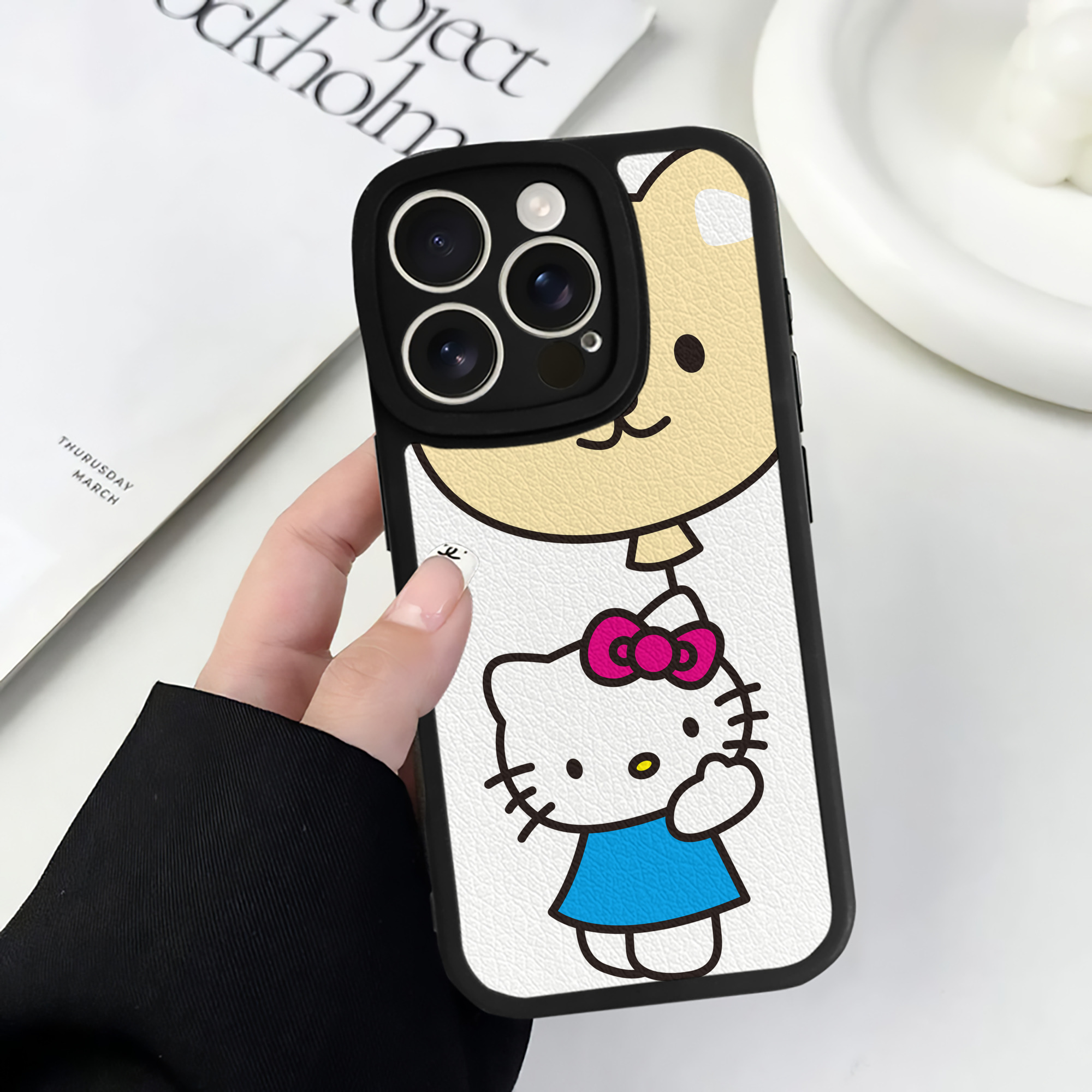 （画像用） Hello Kitty ハローキティ 【iPhone 16シリーズ対応】シリコンスマホケース（レザー調） 材質：シリコン